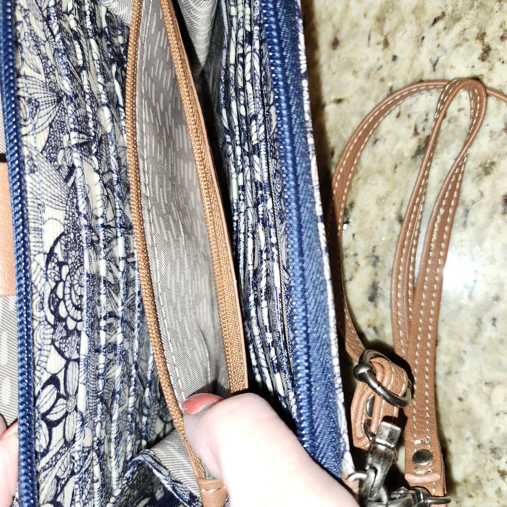 Sakroots Blue and Cream Wristlet - Picture 4 of 6